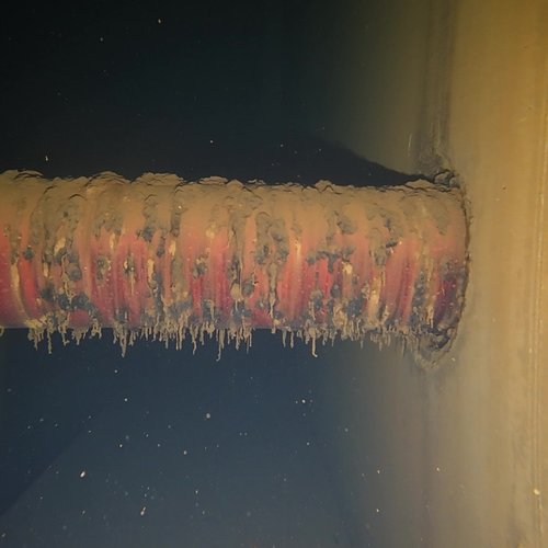 Sprinklertank-Inspektion: Betontank, 15 Jahre – Stahlrohr Schwere Rostablagerungen Korrosion Nahaufnahme